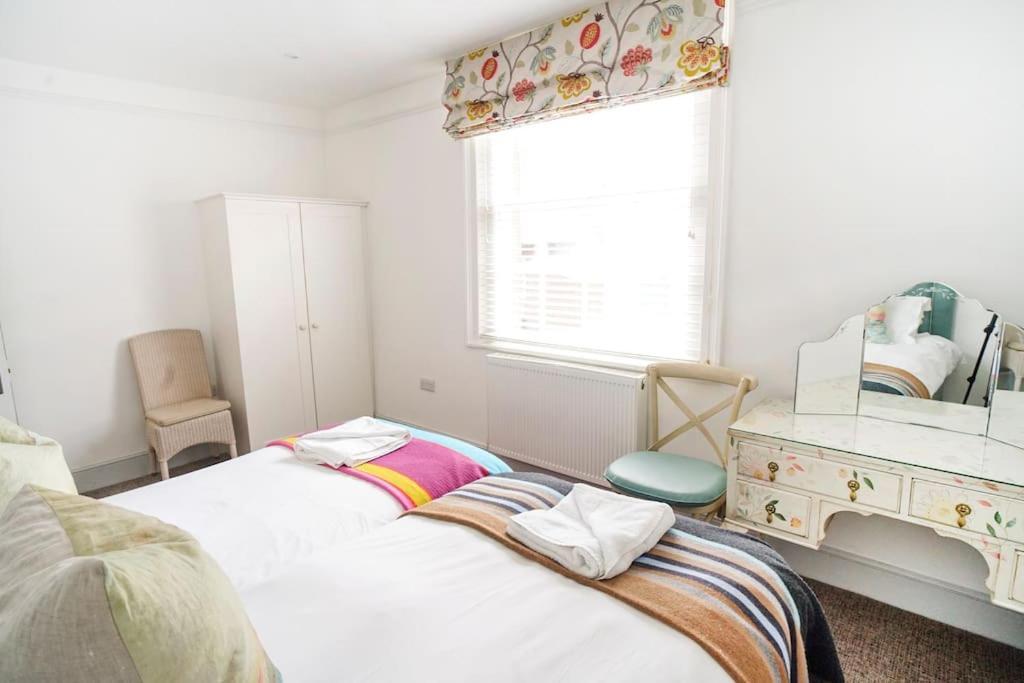 Paskins, Cowes - Sleeps 4 - 2 Bed - 2 Bath - Central Location Экстерьер фото