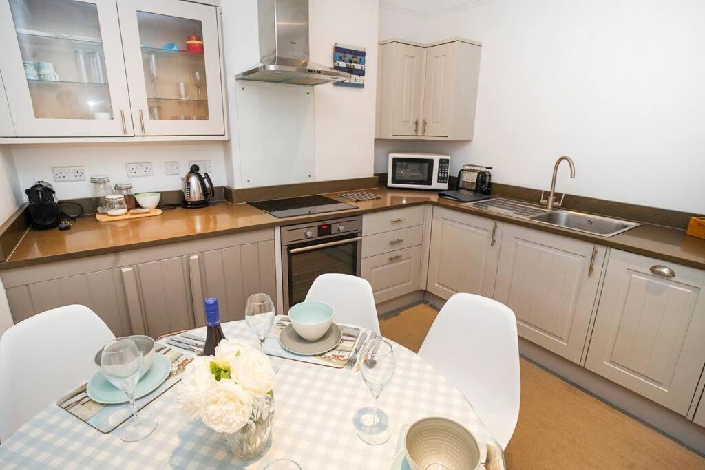 Paskins, Cowes - Sleeps 4 - 2 Bed - 2 Bath - Central Location Экстерьер фото